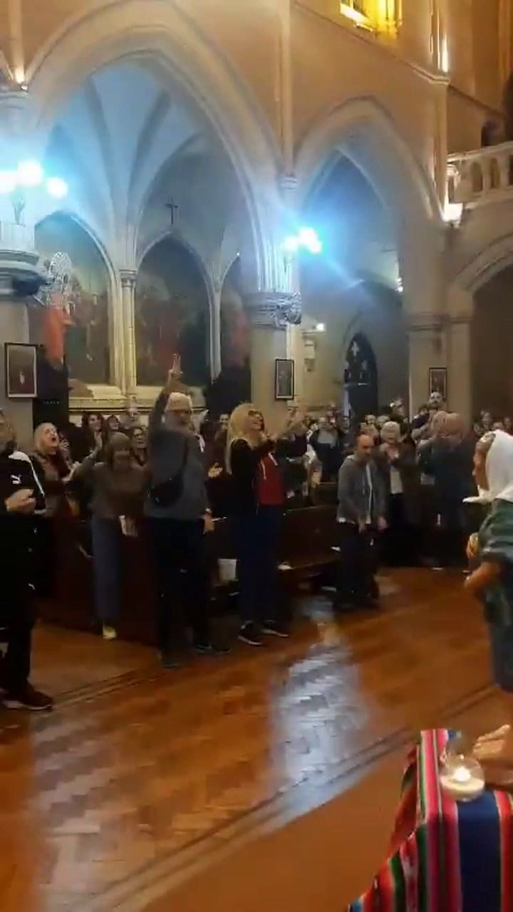 Cantos contra Milei en una iglesia de San Cristóbal
