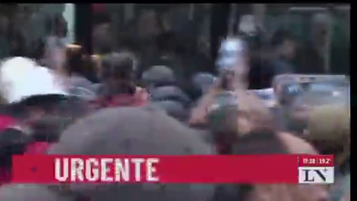 Congreso: la policía tiró gas pimienta a los manifestantes y hay incidentes