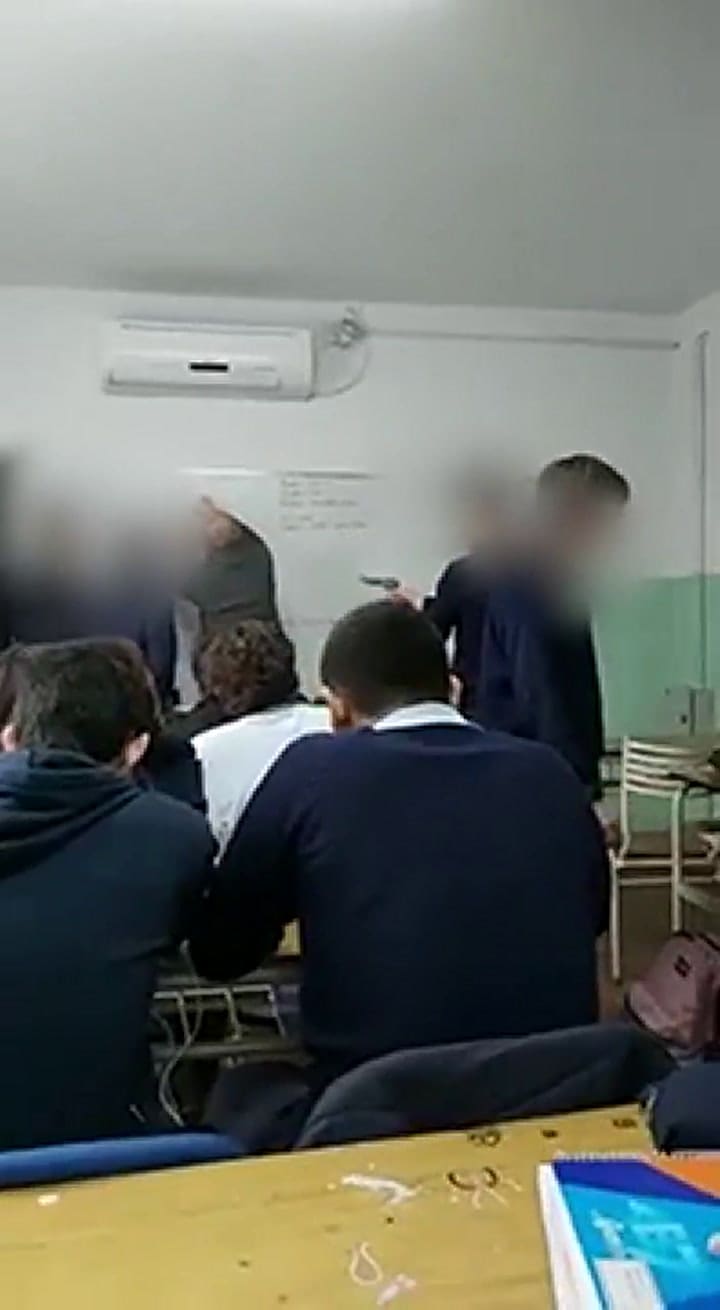 Le apuntan con un arma al profesor en plena clase - Fuente: Youtube
