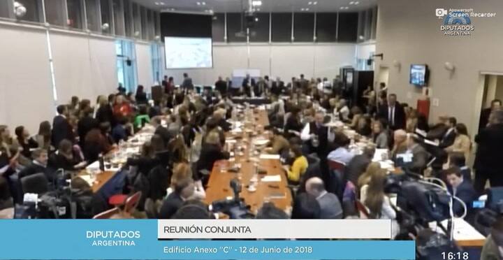 En la firma del dictamen de mayoría, Filmus pidió un aplauso para Lipovetzky. Fuente: HCDN