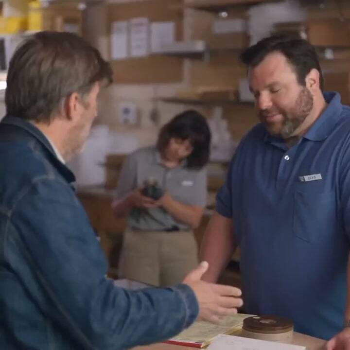 WhatsApp lanzó inusual video para atraer a más usuarios: “Envía mensajes de forma privada. Sin palom