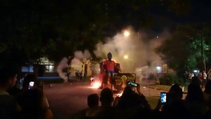 En La Plata quemaron un muñeco de Arturo Vidal viendo el Mundial de Rusia 2018 por TV