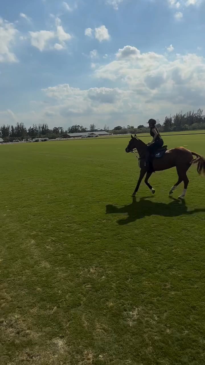 Pampita cabalga mientras Martín Pepa la filma