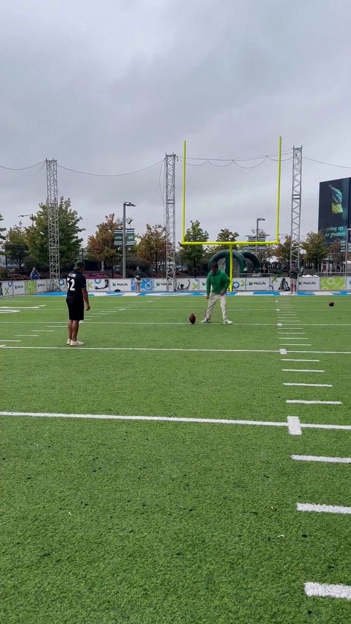 Carlos "El Pescadito" Ruiz regresa a las chanchas con un inusual guiño al fútbol americano