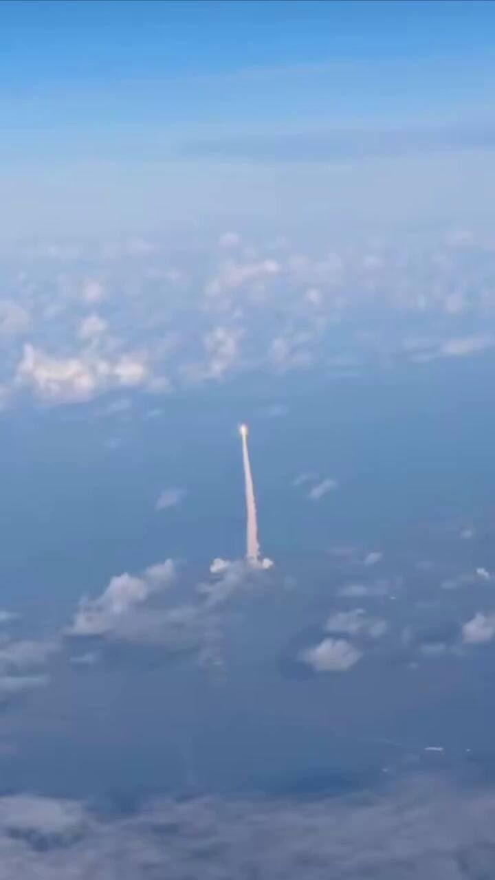 La vista desde la ventana del avión del lanzamiento