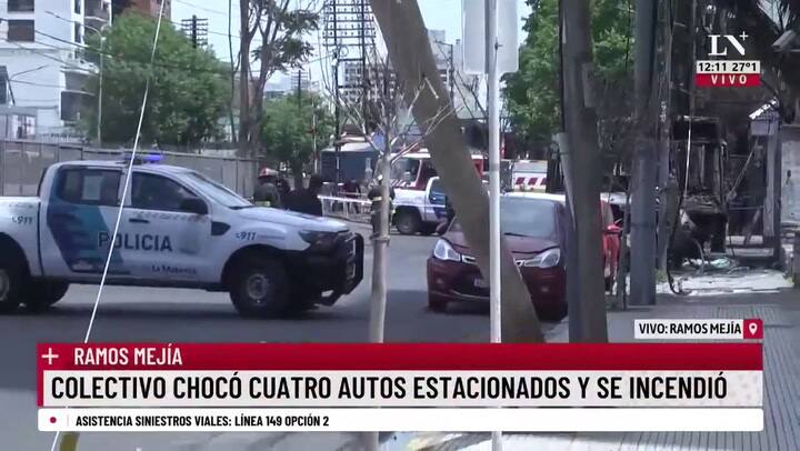 Ramos Mejía: un colectivo chocó a una moto y se prendió fuego