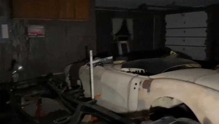 Youtube explora la mansión abandonada de un cazador de 750.000 dólares en los suburbios de Chicago