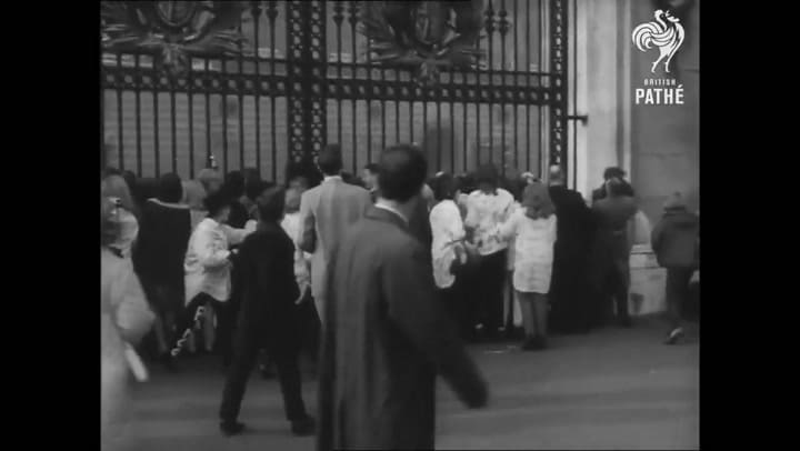 Los Beatles reciben medallas de la corona británica - Fuente: YouTube
