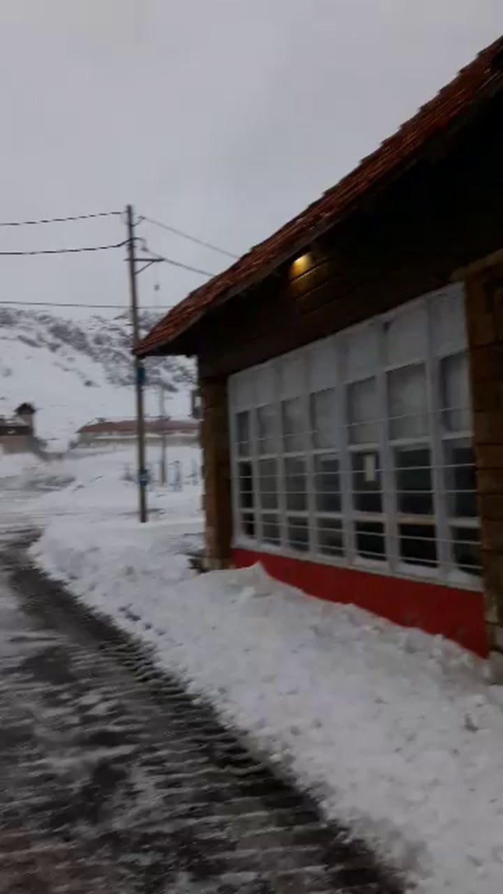 Intensas nevadas en Las Cuevas, cerca del cruce a Chile