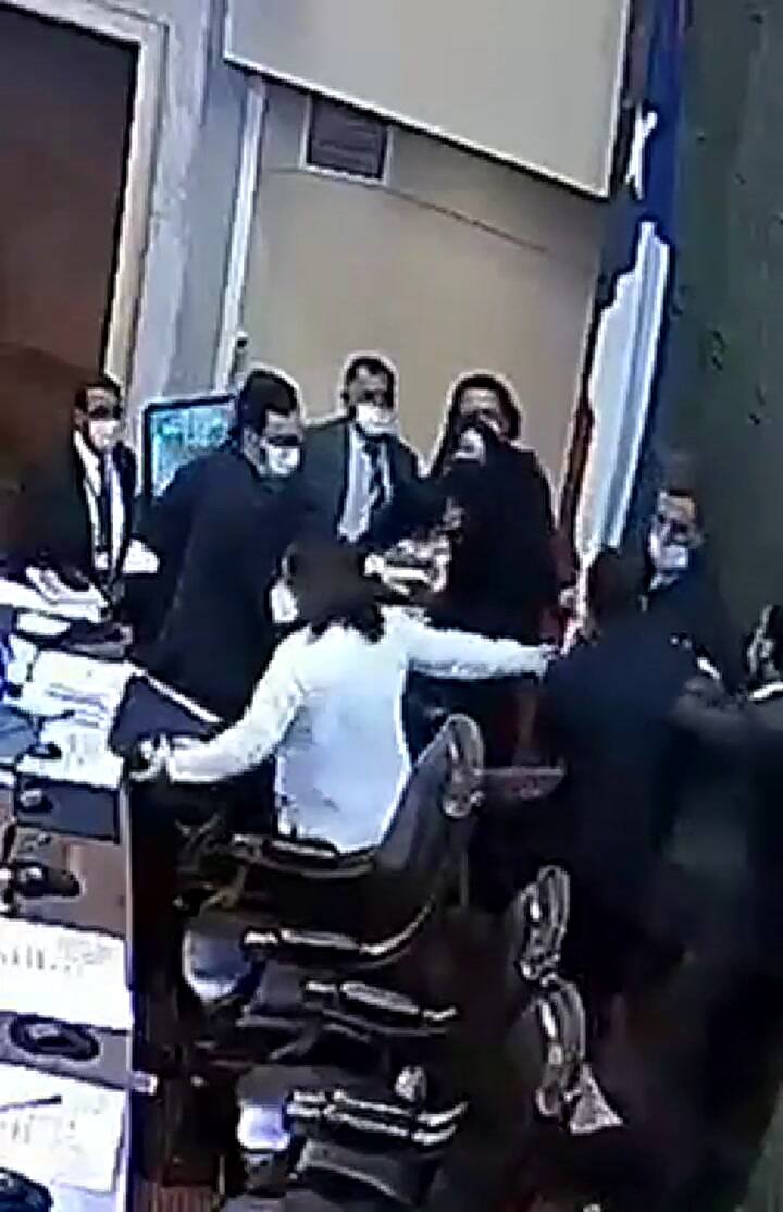 Un diputado le pegó una trompada a otro y fue expulsado del Congreso 1