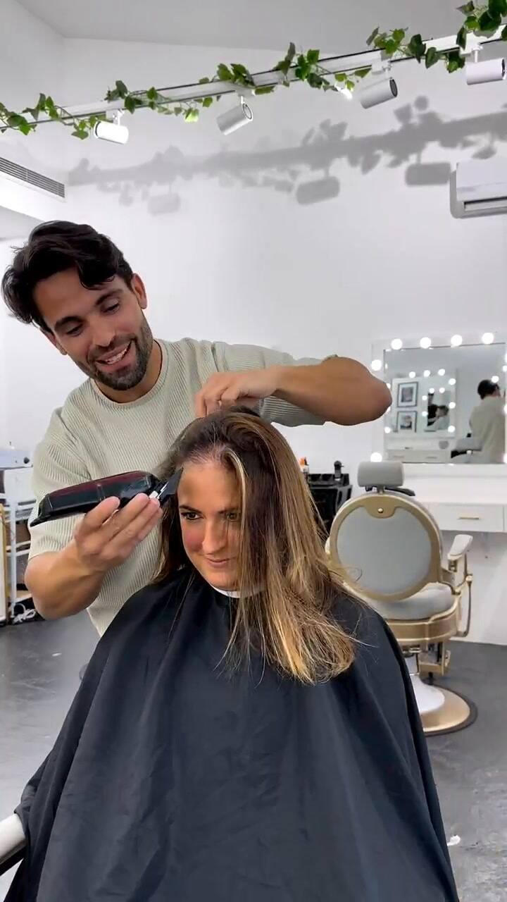 El conmovedor gesto de un peluquero con su clienta con cáncer