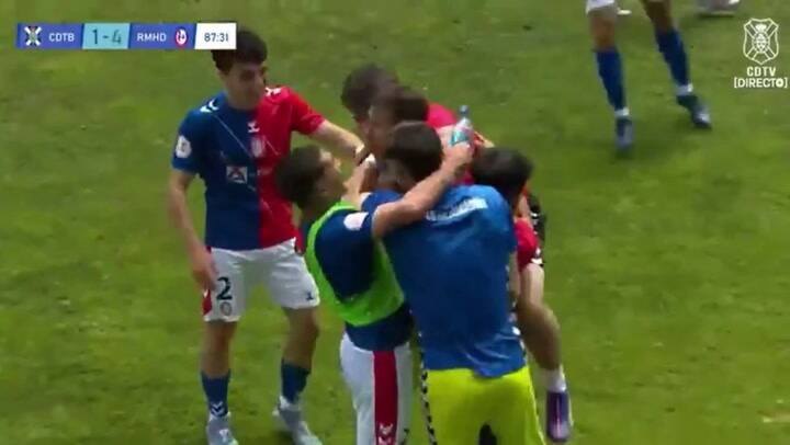 Gianluca Simeone se puso la pelota por debajo de su remera y acrecentó los rumores de embarazo de Eva Bargiela