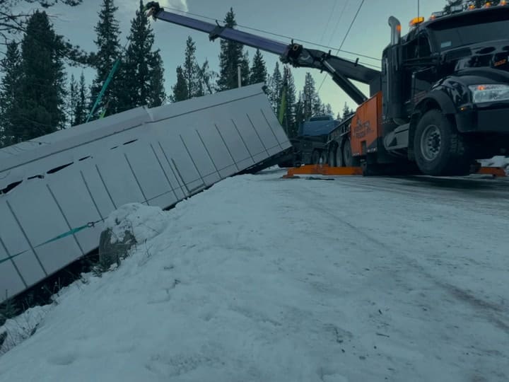 El increíble rescate de una casa al borde de un acantilado en Colorado