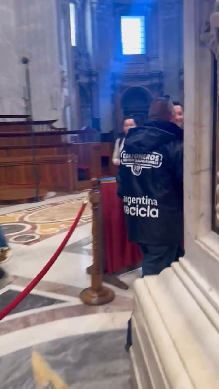 El cartonero Sergio Sánchez se despide del papa Francisco