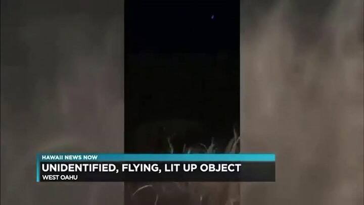 Captan un brillante objeto azul no identificado que ilumina el cielo sobre una isla hawaiana