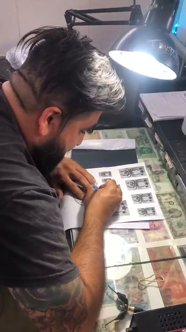 Una abuela se hizo su primer tatuaje a los 80 años y eligió un diseño en homenaje a Julián Álvarez