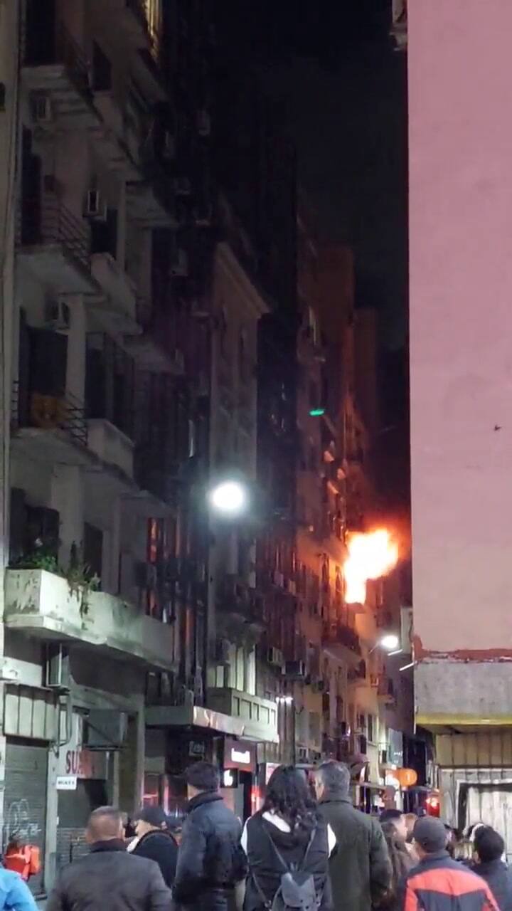 El feroz incendio dentro de un departamento de dos ambientes en Tribunales