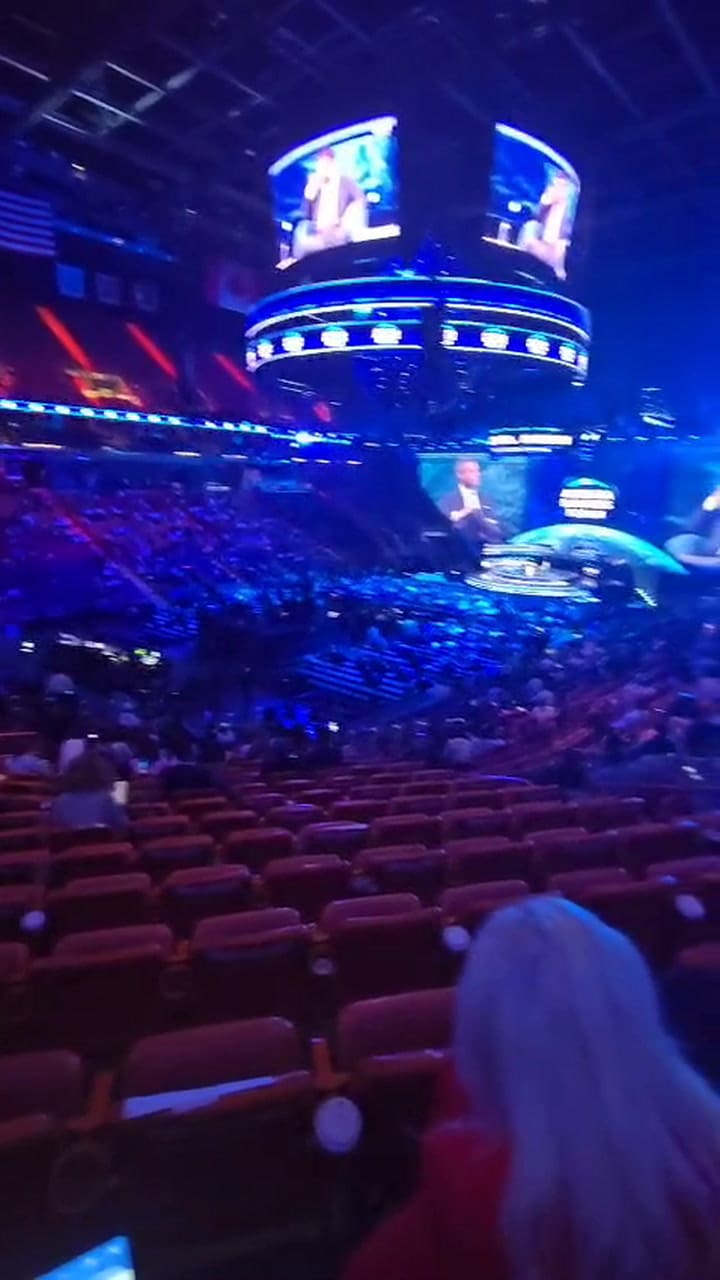 El área donde se desarrolló el American Business Forum estuvo semivacía mientras hablaba Messi.