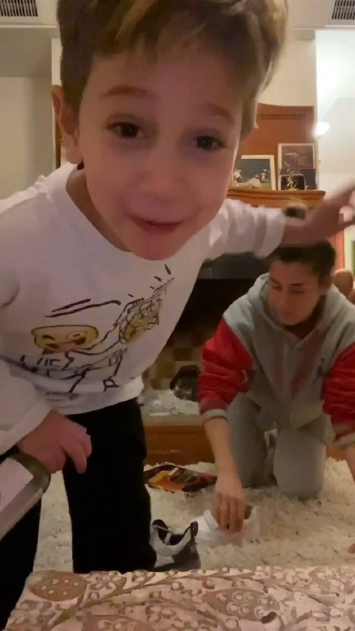 Dani Osvaldo y Momo estorban a Jimena Barón cuando hacía un tutorial para prender el fuego