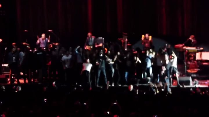 El público en el escenario como parte del show - Fuente: YouTube