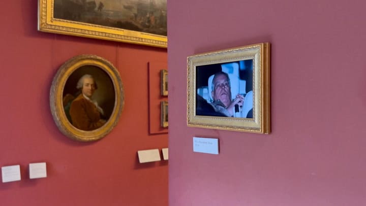 Activistas ponen una foto del expríncipe Andrés en un cuadro del Louvre