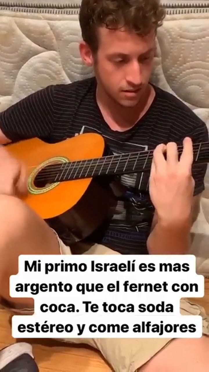 Alon Farkas, soldado israelí-argentino, tocando “De música ligera” de Soda Stereo