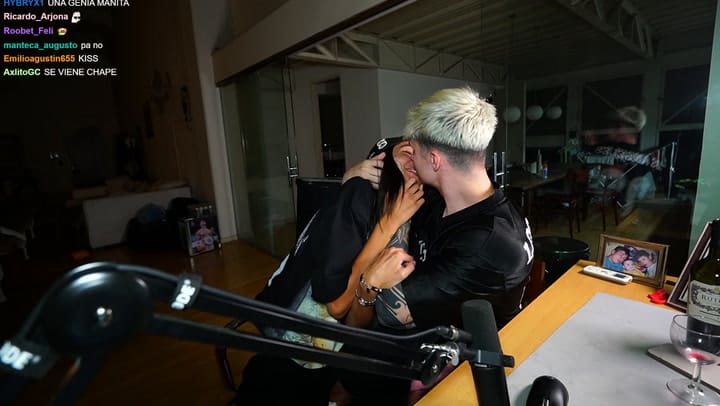 El beso de Juana Tinelli y Tomás Mazza