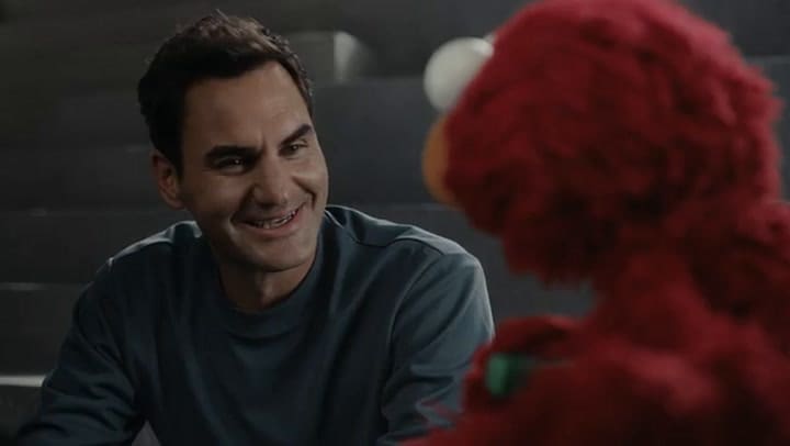 Roger Federer y Elmo, los protagonistas de un comercial del Super Bowl 2025