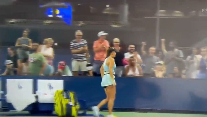 Polémica por el saludo a la tenista Sara Bejlek de su padre y su entrenador