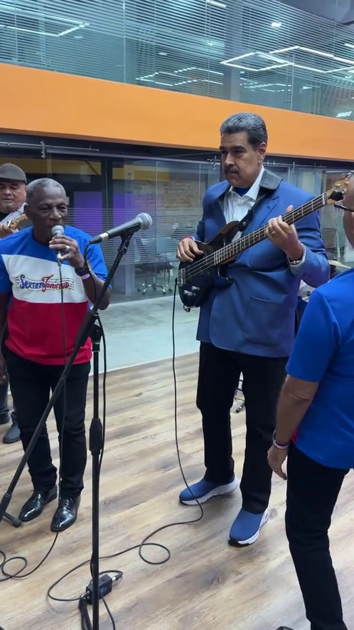 Maduro con un bajo eléctrico en el Sexteto Juventud