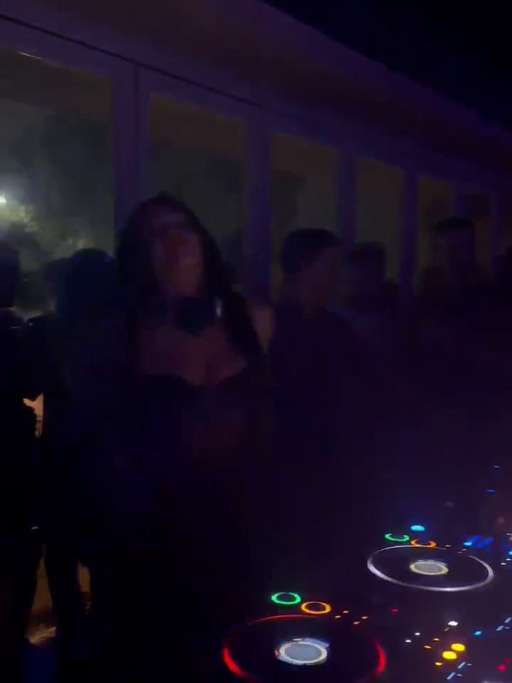 Emilia se lució como DJ en su propia fiesta de cumpleaños