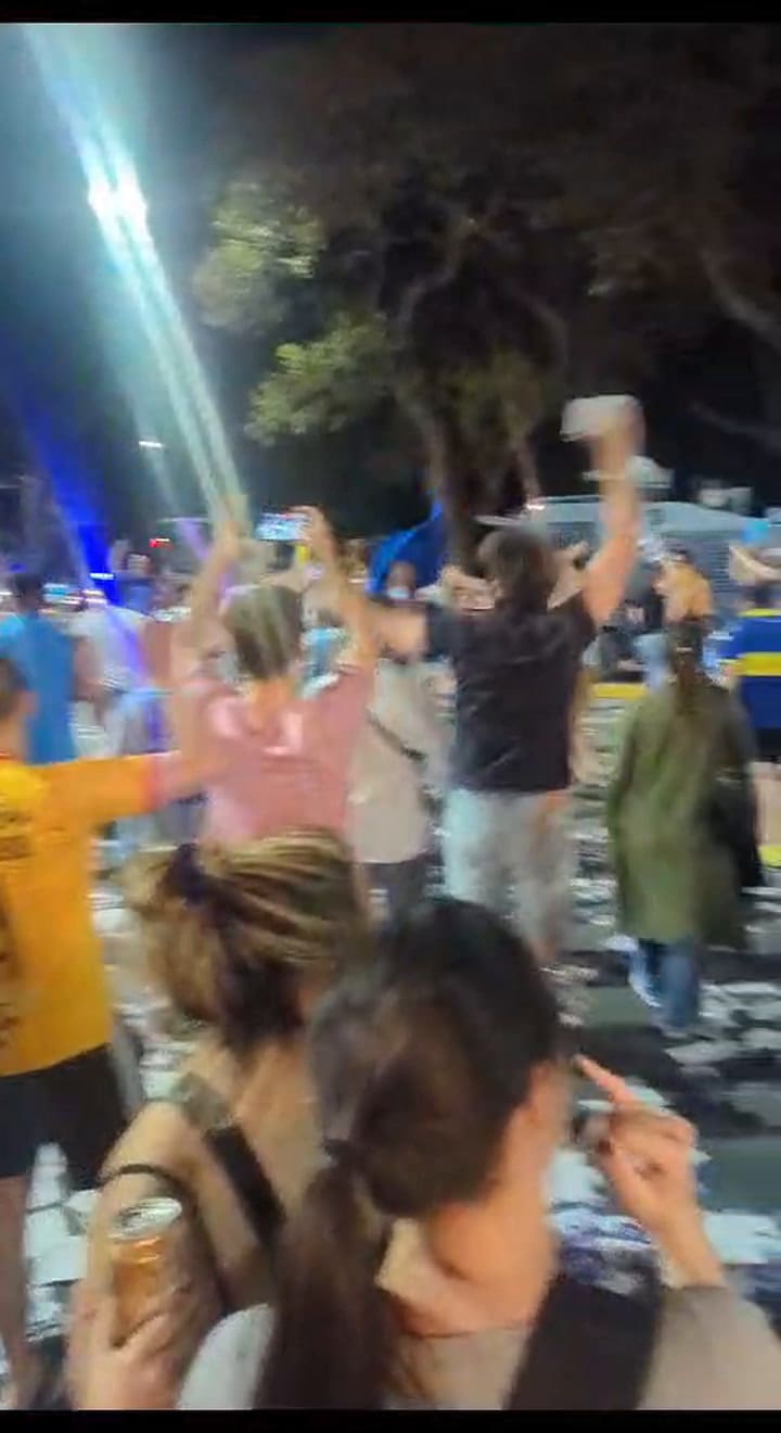 Seguidores de Milei se reunieron a festejar frente a la Quinta de Olivos