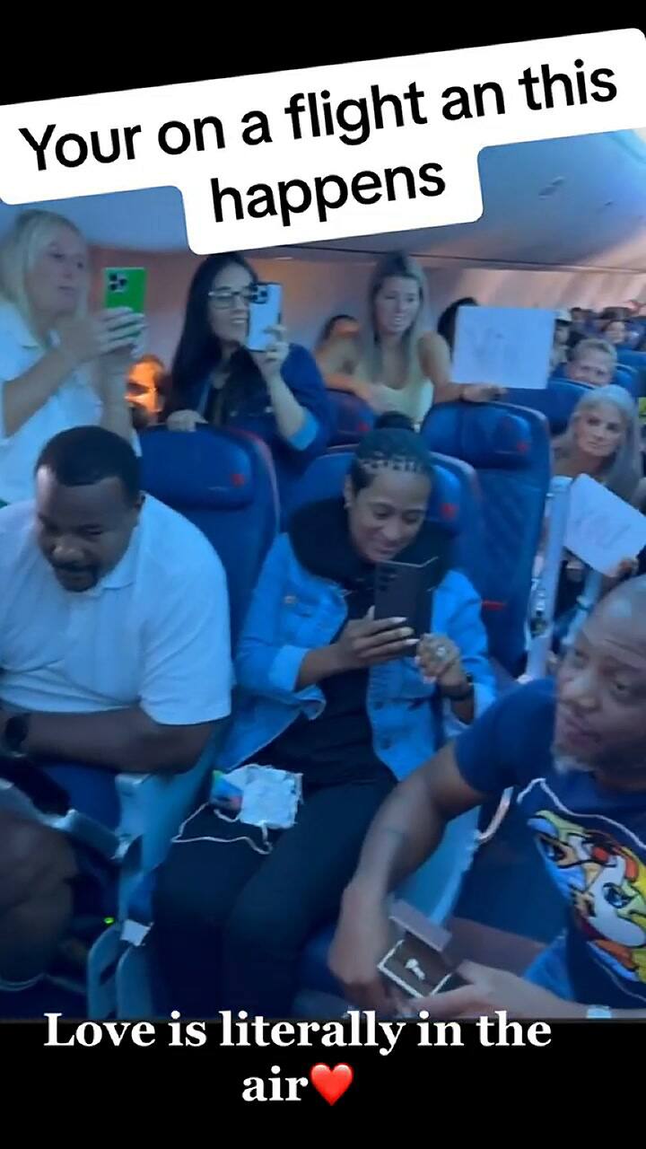 Le propuso casamiento en un insólito lugar del avión y descolocó a todos los pasajeros