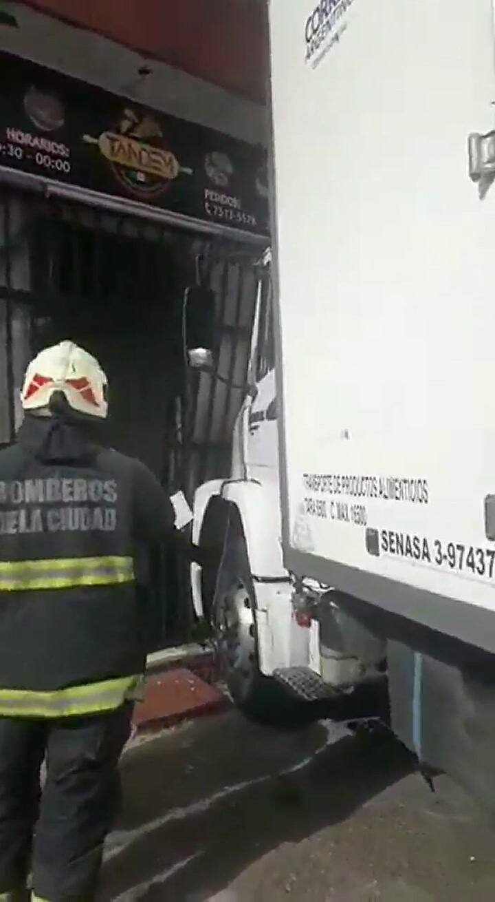 Accidente en Villa del Parque: un camión quedó incrustado en un local de comida