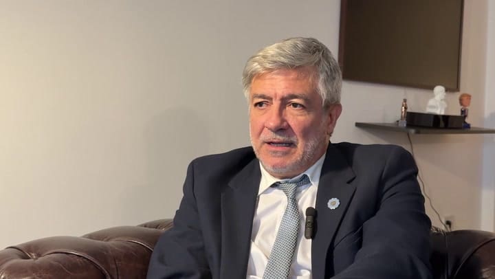 ‘Ahí hay un problema’: el efecto de la apreciación cambiaria sobre los salarios y las empresas, según Ricardo Delgado