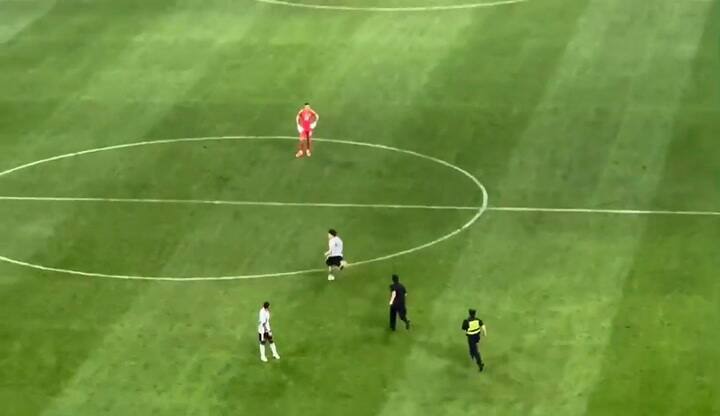 Un fan chino ingresó a la cancha para abrazar a Messi