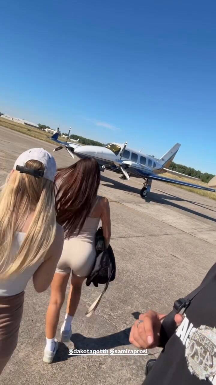L-Gante se mostró junto a la modelo Dakota Goth antes de subir al avión privado