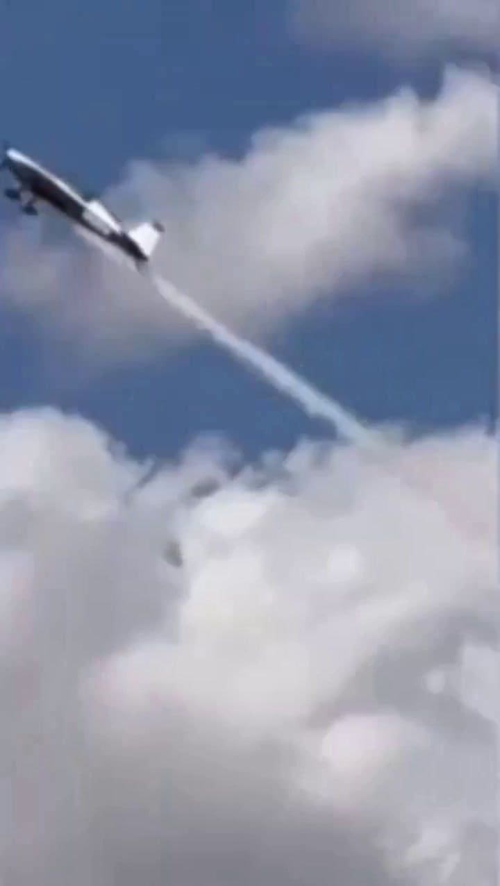 Video: el instructor de vuelo de Tom Cruise murió luego de que su avioneta se estrellara durante un espectáculo aéreo