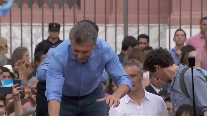 Mauricio Macri se acerca a saludar a la gente en el acto del 7D