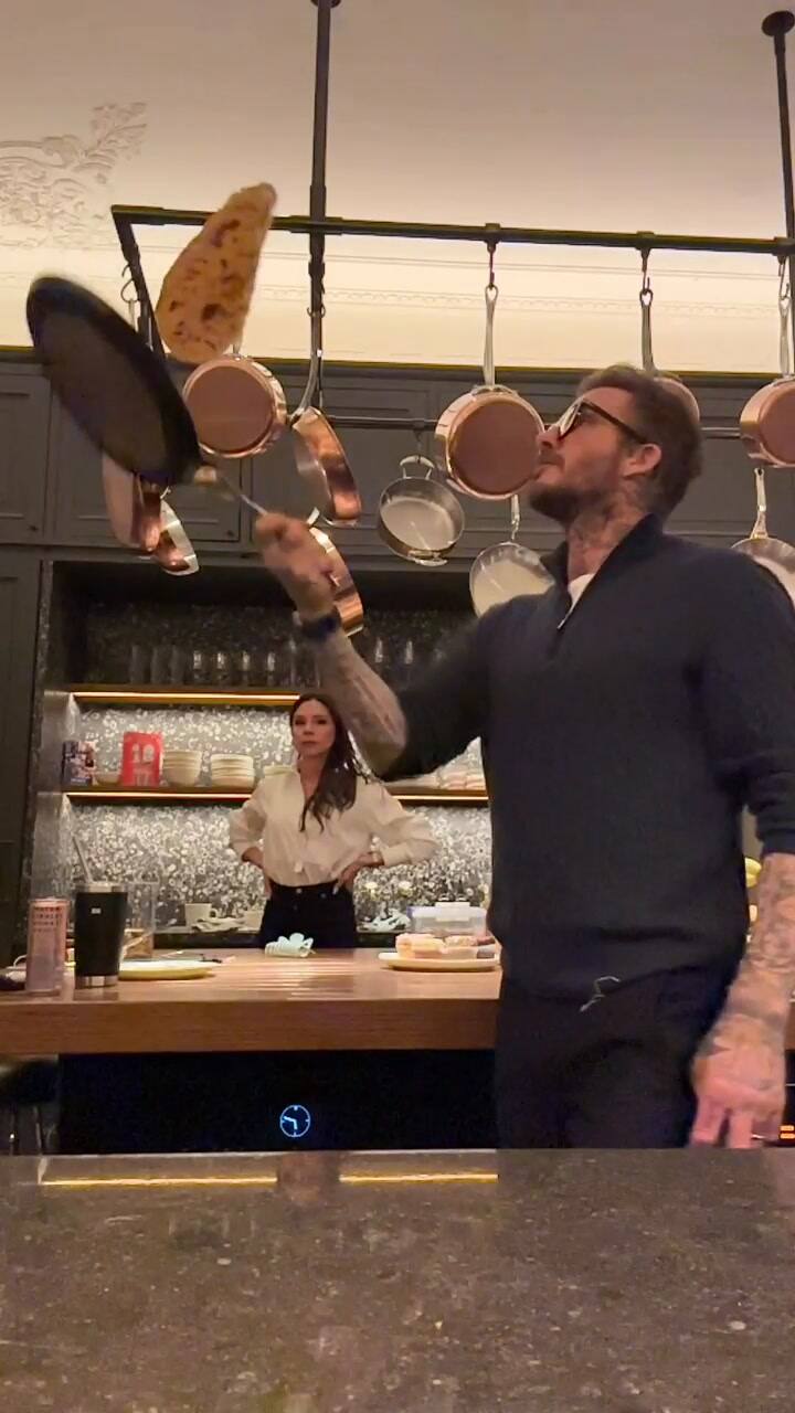 El exfutbolista paró en pecho un panqueque frente a su esposa