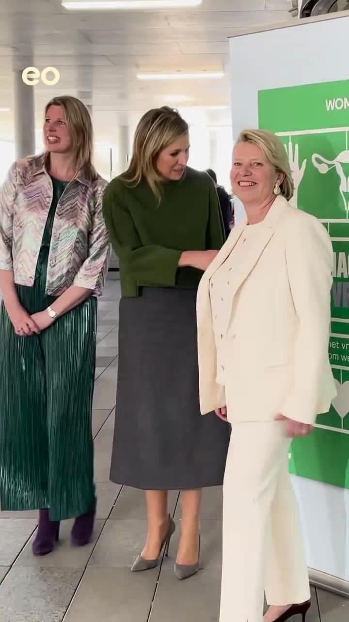 El look en gris y verde de la reina Máxima