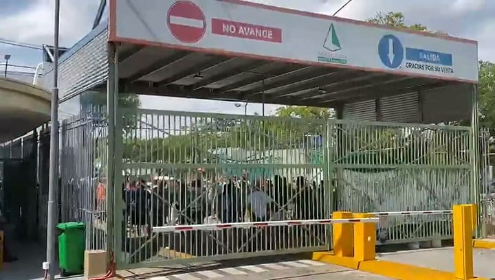 Bloqueo de militantes camioneros en una empresa en Munro