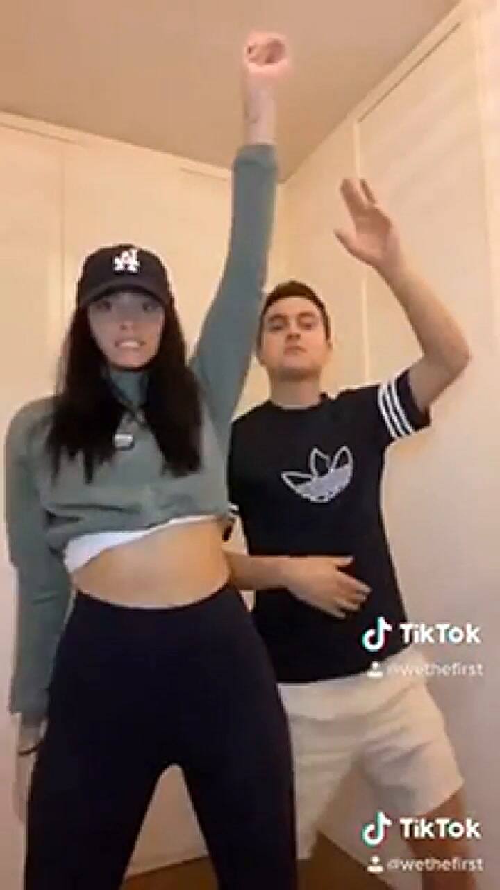 Oriana y Paulo haciendo un famoso baile de TikTok