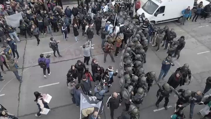 Momento de tensión entre la Gendarmería y los manifestantes