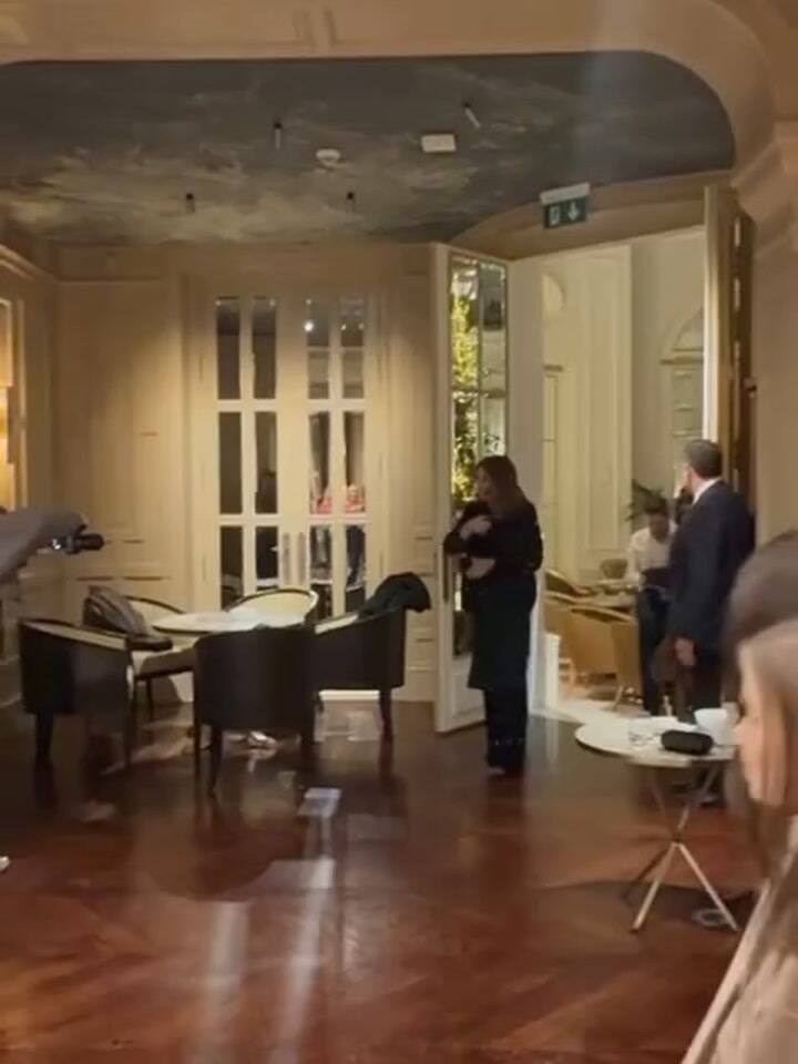 Carla entra a su cumpleaños sorpresa acompañada de Simeone