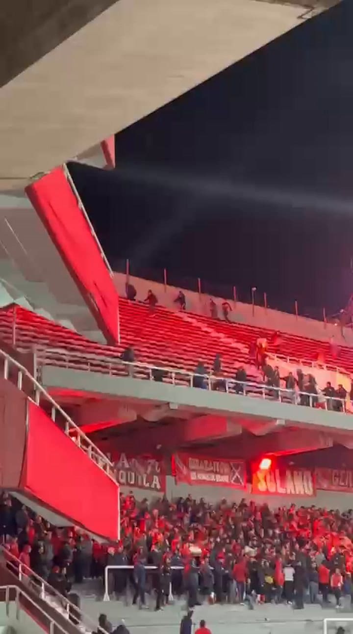 Hinchas de Independiente invaden la tribuna donde estaban los simpatizantes chilenos.mp4