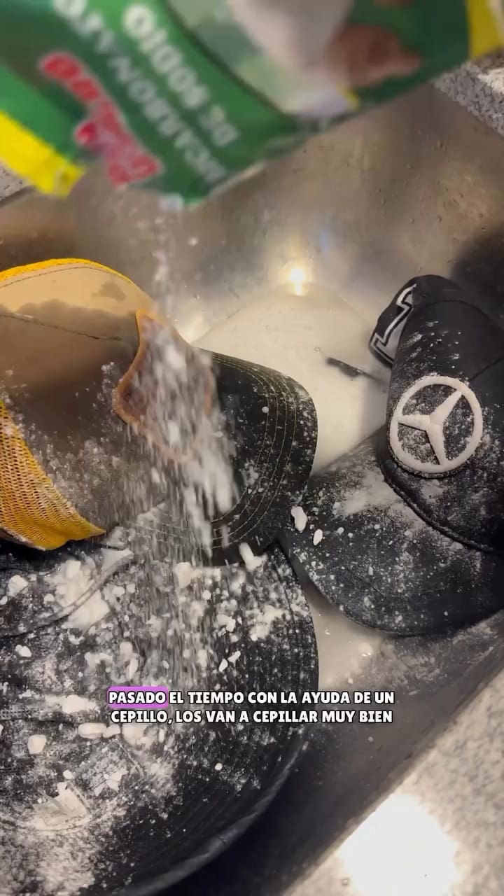 Publicación viral de las redes sociales para limpiar gorras