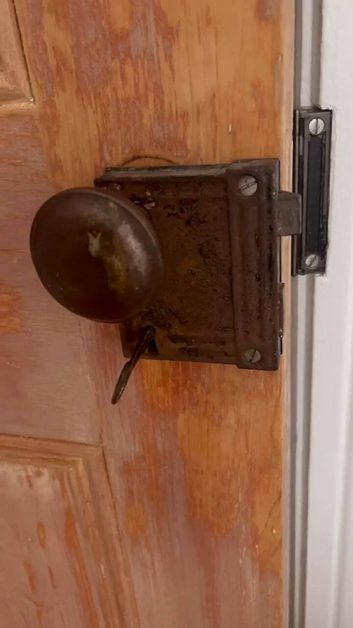 Un tiktoker descubrió artículos antiguos detrás de la chimenea de su casa, parte 2