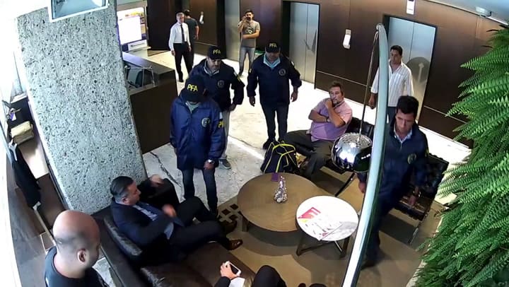 El momento de la detención y la revisación a Ducler
