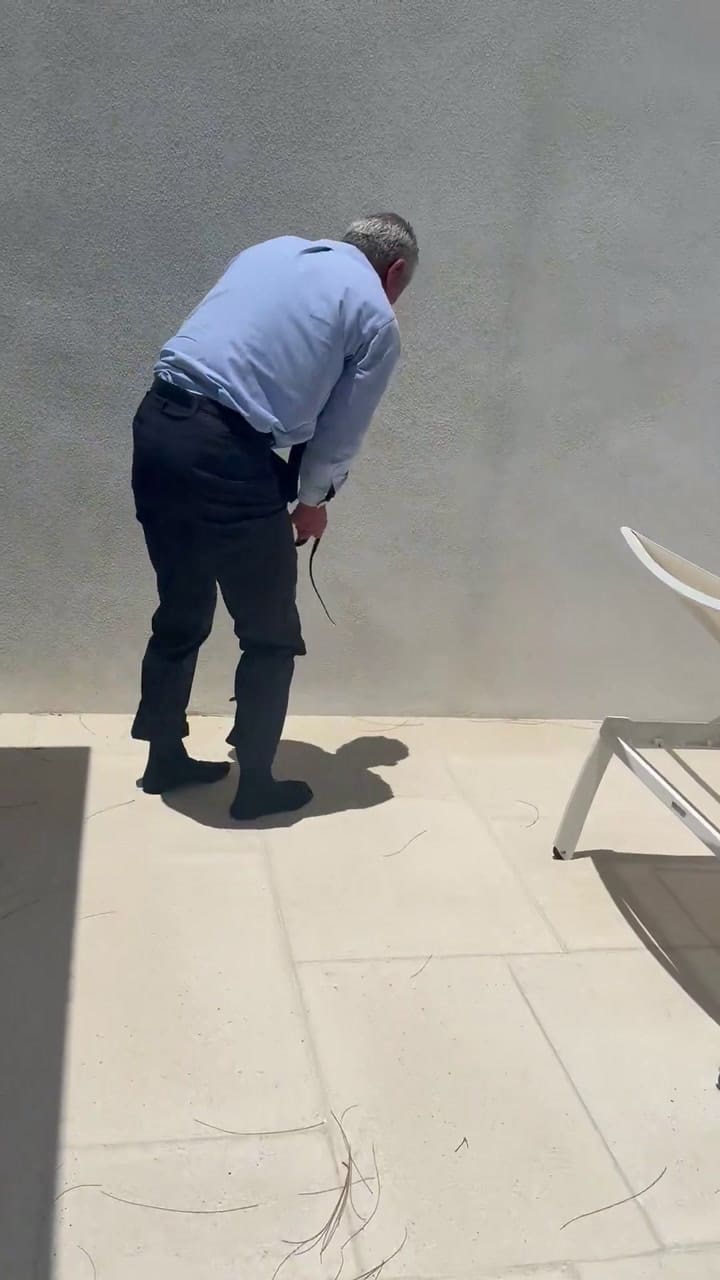 Robert Kennedy Jr. fue filmado mientras capturaba a dos serpientes en un patio y el video se hizo viral